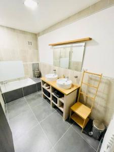 Koupelna v ubytování Apartment close to Geneva