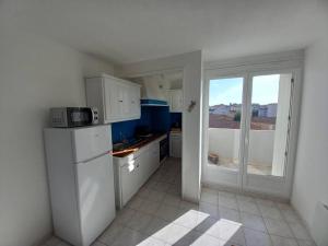 Kuchyňa alebo kuchynka v ubytovaní Appart 2/4 pers proche centre avec Balcon, Parking