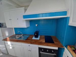 Kuchyňa alebo kuchynka v ubytovaní Appart 2/4 pers proche centre avec Balcon, Parking