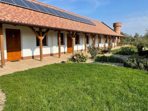 una casa con paneles solares en el techo en Kovács tanya - falusi szálláshely 