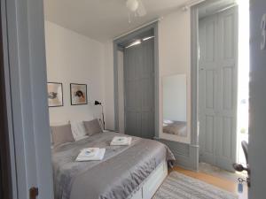 - une chambre avec un lit et 2 serviettes dans l'établissement Vila Santa Cruz Guest House, à Braga