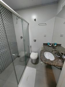 uma casa de banho com um WC, um lavatório e um chuveiro em Pousada Contos de Minas em Mariana
