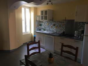 Kuchyň nebo kuchyňský kout v ubytování Appartement climatisé 1 à 4 personnes avec belle terrasse + 9 fotografií