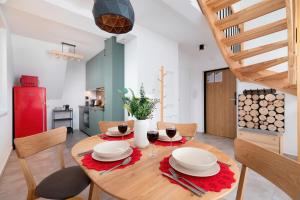 una sala da pranzo con tavolo in legno e frigorifero rosso di GiewontView Two-Story Apartment by Renters Prestige a Kościelisko