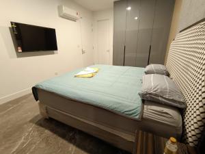 Tempat tidur dalam kamar di Platinum 2 KLCC NewLuxuryCondo By Langitel with InfinityCityView SwimmingPool