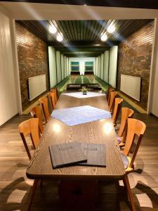 a conference room with a long table and chairs at Hotel am Wasserfall in Lingen