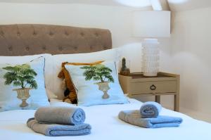 uma cama com duas toalhas em cima em No 3 Rosedene Muse, Marske by The Sea, modern and stylish-Yorkshire Coast Holiday Lets. em Marske-by-the-Sea
