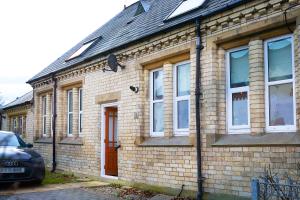 uma casa de tijolos com um carro estacionado em frente em No 3 Rosedene Muse, Marske by The Sea, modern and stylish-Yorkshire Coast Holiday Lets. em Marske-by-the-Sea