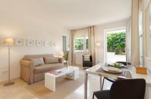 salon z kanapą i stołem w obiekcie Guesthouse Palma - Suite Arabella Apartment, Adults Only w Palma de Mallorca