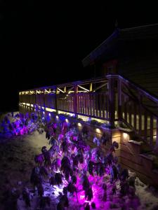 Fotografie z fotogalerie ubytování Timber cottages with jacuzzi and sauna near lake Vänern v destinaci Karlstad