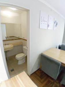 y baño con aseo y lavamanos. en Amplio Departamento 2 Dormitorios Nueva Córdoba en Córdoba