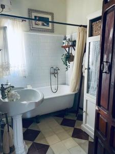 Casa Rural con encanto Señorio Manchego ALBACETE في يستي: حمام مع حوض أبيض ومغسلة