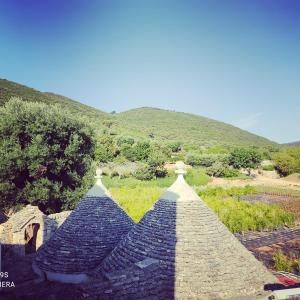 vista sui tetti di un edificio con montagne sullo sfondo di Masseria Calò a Monopoli