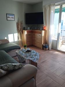 een woonkamer met een bank en een tafel bij DOROTHY Apartamento Playa de Gandia con vistas al mar 8 personas in Gandía