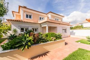 a large house with a garden in front of it at Villa Quinta da Marinha II in Cascais