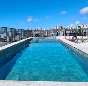 una piscina en la azotea de un edificio en apartamento para até 4 pessoas, en João Pessoa