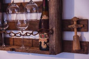 - une bouteille de vin sur une étagère en bois avec des verres à vin dans l'établissement La Wine Room - Arrivée Autonome, à Auxerre