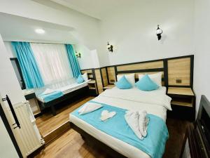 ein Schlafzimmer mit einem großen Bett mit Handtüchern darauf in der Unterkunft SEFA Story Hotel in Istanbul