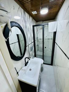 ein Bad mit einem Waschbecken und einem Spiegel in der Unterkunft SEFA Story Hotel in Istanbul