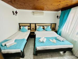 2 Betten in einem blau-weißen Zimmer in der Unterkunft SEFA Story Hotel in Istanbul