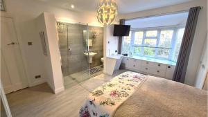 un bagno con doccia e un letto in una stanza di Malindi bed and breakfast a Exmouth