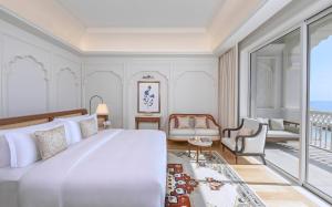Cama o camas de una habitación en The Chedi Katara Hotel & Resort
