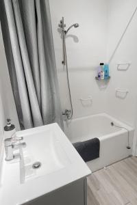 a white bathroom with a sink and a bath tub at En Palencia capital céntrico con garaje Roberto in Palencia