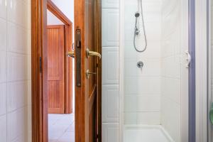 łazienka z prysznicem, wanną i toaletą w obiekcie AffittaSardegna-CASA SERSE w mieście Stintino