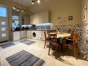 - une cuisine avec une table et des chaises dans la chambre dans l'établissement ABT Apartments, à Budapest
