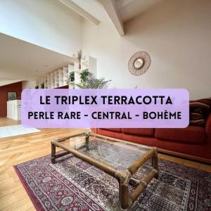 a sign in a living room with a coffee table at Le Triplex Terracotta in Nantes