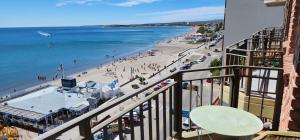 - Balcón con vistas a la playa y al océano en Namalu3 en Puerto Madryn