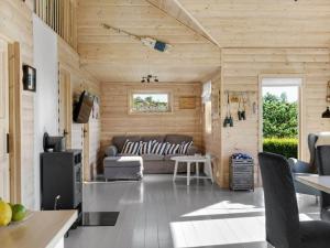 ein Wohnzimmer mit einem Sofa und einem TV in der Unterkunft Holiday home TORANGSVÅG II in Skår