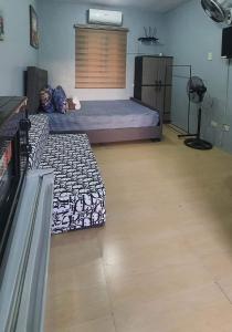 - une chambre avec 2 lits dans l'établissement Lucena Meg's Studio Apmnt VIP rm-Near SM-Wifi, à Ilayang Dupay