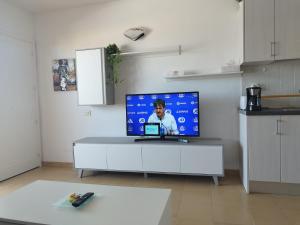 TV a/nebo společenská místnost v ubytování Sea view Bouganville 304