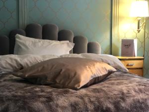 a bed with two pillows on it in a bedroom at Grønset Skysstasjon in Vinjeøra
