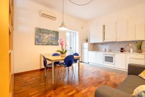 a kitchen and living room with a table and chairs at Casa Le Margherite 1 in Grottaglie