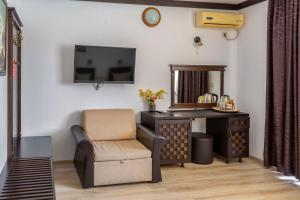 A television and/or entertainment centre at Sunny Paradise ll