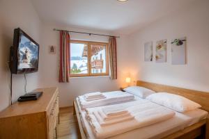 Llit o llits en una habitació de Mountain Resort Dienten am Hochkönig
