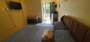 1 dormitorio con 1 cama con toallas en Lucena Meg's Studio Apmnt Deluxe rm-Near SM-Wifi, en Lucena