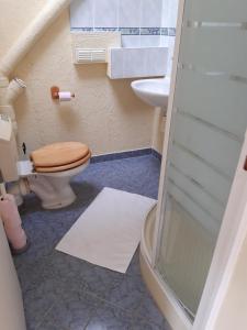 łazienka z toaletą i umywalką w obiekcie 14-18 Somme Chambres w mieście Beaucourt-sur-lʼAncre +37 zdjęć