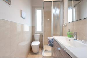 ein Bad mit einem WC, einem Waschbecken und einer Dusche in der Unterkunft Appartamento Toscanella in Florenz