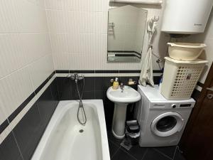 Koupelna v ubytování Porodični Apartman Igalo + 10 fotografií
