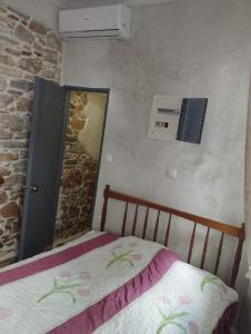 Letto o letti in una camera di Fasolas square studio 15m2 is located 30 stairs up from the main road and it is in the old market fasolas and next to the museums