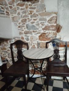 Area soggiorno di Fasolas square studio 15m2 is located 30 stairs up from the main road and it is in the old market fasolas and next to the museums