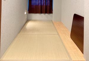 Jing House akihabara Ryokan - Vacation STAY 30899v في طوكيو: ممر مع أرضية خشبية في الغرفة