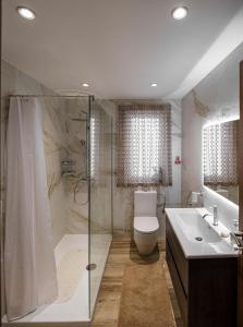 盧克的住宿－Modern 3 bedroom Apartment in Luqa (Sleeps 6)，带淋浴、卫生间和盥洗盆的浴室