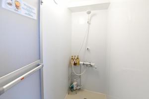 um chuveiro num quarto de hospital com uma mangueira em Jing House akihabara Ryokan - Vacation STAY 11566v em Tóquio