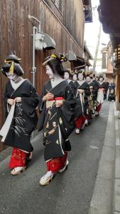 Un gruppo di donne che camminano per strada di Tanaka-ya a Kyoto
