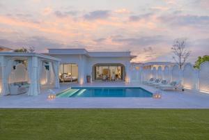 una casa con piscina in un cortile di The Chedi Katara Hotel & Resort a Doha