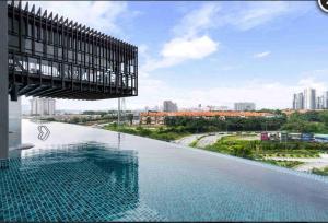 een zwembad met uitzicht op de stad bij Lumi Tropicana, PJ-01. Golf view. in Petaling Jaya